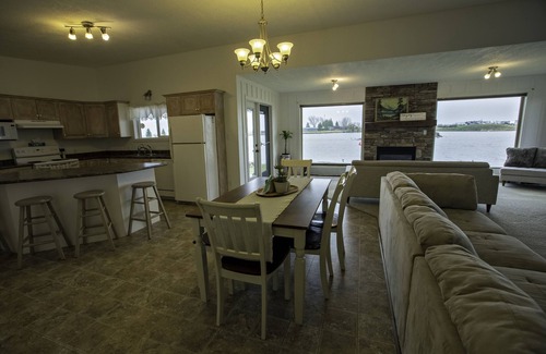 Division No. 3 House | Waterfront property 25 min from Waterton
