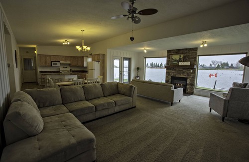 Division No. 3 House | Waterfront property 25 min from Waterton