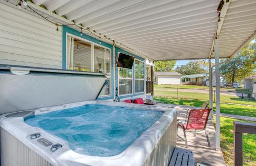 Gun Barrel City House | Waterfront Retreat with Hot Tub in Gun Barrel City!