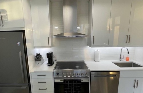 Burlington Condo | Waterfront retreat Burlington Hiking, Beach, shopping, restaurants Pet friendly