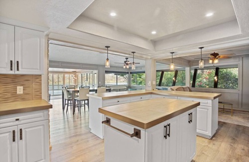 Girvan House | Waterfront Retreat | Cozy + Full Kitchen + Sleeps 11