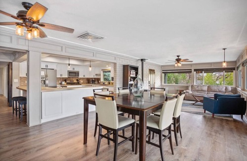 Girvan House | Waterfront Retreat | Cozy + Full Kitchen + Sleeps 11