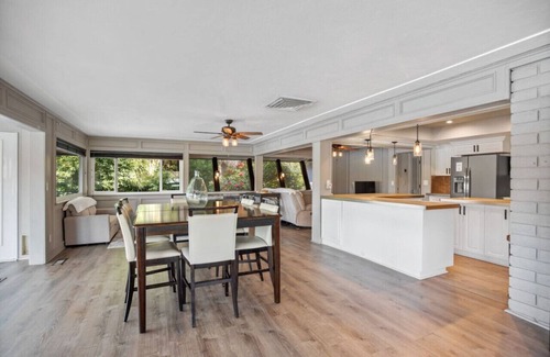 Girvan House | Waterfront Retreat | Cozy + Full Kitchen + Sleeps 11