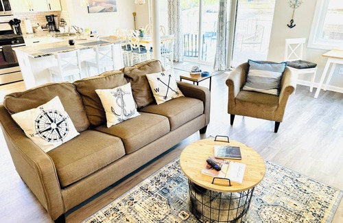 Lakeview Cottage | Waterfront Retreat with King Bed and Boat Docks