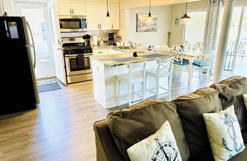 Lakeview Cottage | Waterfront Retreat with King Bed and Boat Docks