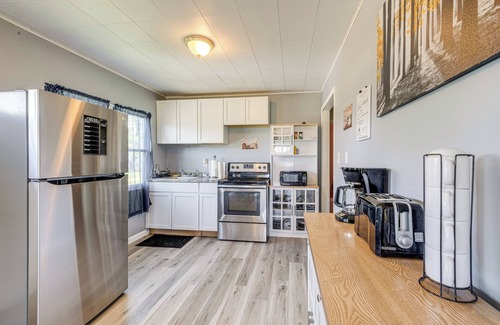 Rock Point House | Waterfront Rock Point Vacation Rental w/Sunroom!