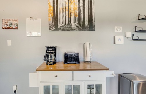 Rock Point Cottage | Waterfront Rock Point Vacation Rental w/Sunroom!