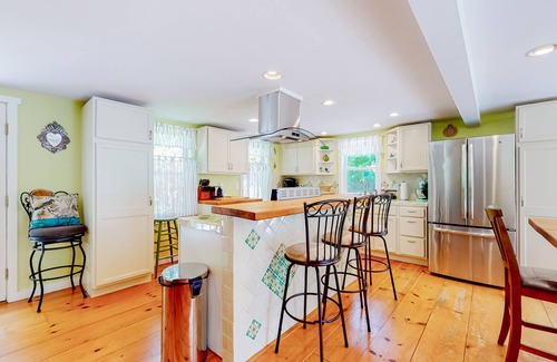 West Wareham House | Waterfront stay with private beach access, dock & water toys - year-round home