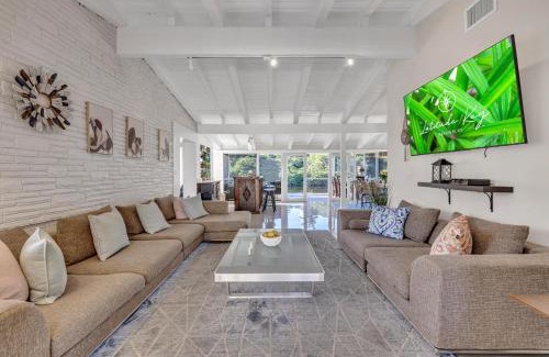 Birch Park Finger Streets House | Waterfront Steps to Beach Heated Pool Casablanca Key Residence