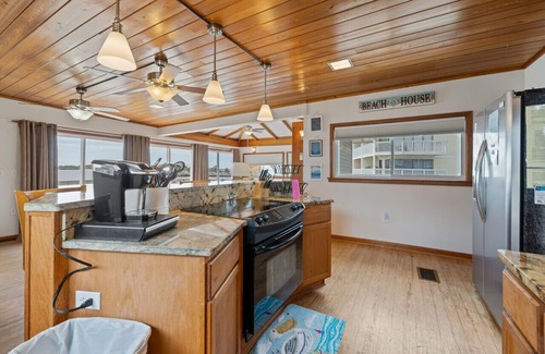 Cedar Key House | Waterfront stilt cottage on the open Gulf of Mexico will make you feel like you're on a houseboat!