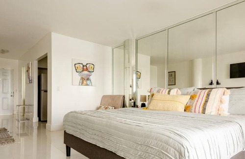 North Bay Village Apartment | ☆Waterfront Studio/FREE PARKING/Amazing Bay View