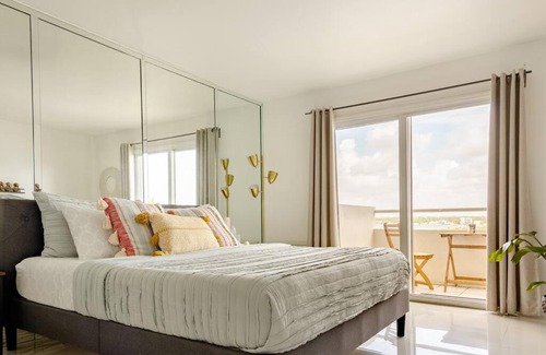 North Bay Village Apartment | ☆Waterfront Studio/FREE PARKING/Amazing Bay View