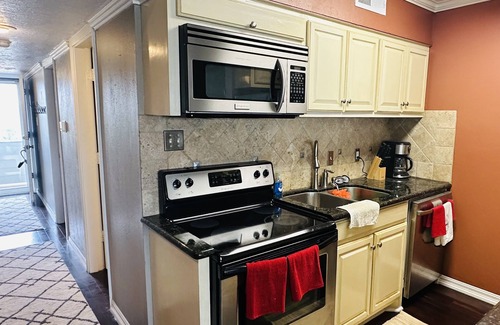 Port Arthur Condo | Waterfront Sunny Vibes Condo