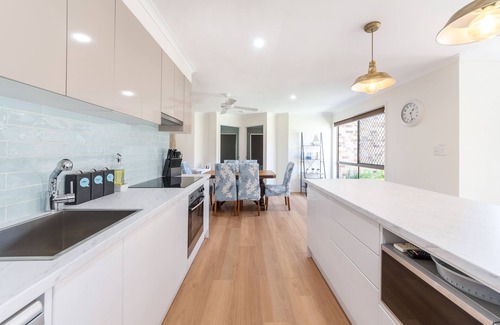 Helensvale House | Waterfront Theme Park Escape