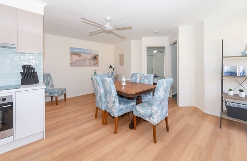 Helensvale House | Waterfront Theme Park Escape