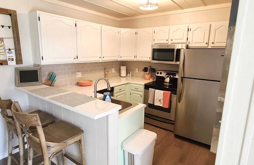 Selbyville House | Waterfront townhome minutes to beach w 2 pools
