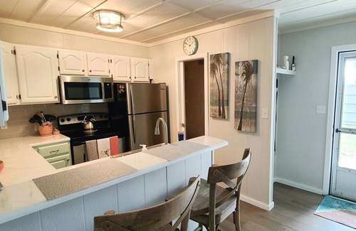 Selbyville House | Waterfront townhome minutes to beach w 2 pools