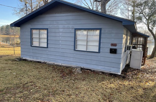 Negreet Cabin | Waterfront two bedroom cottage with ample parking