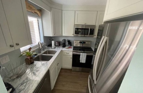 Island Estate House | Waterfront view property 5 minutes from the beaches!