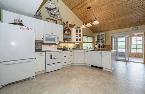 Northern Bruce Peninsula Cottage | Waterfront w/sauna, hot tub & boat slip