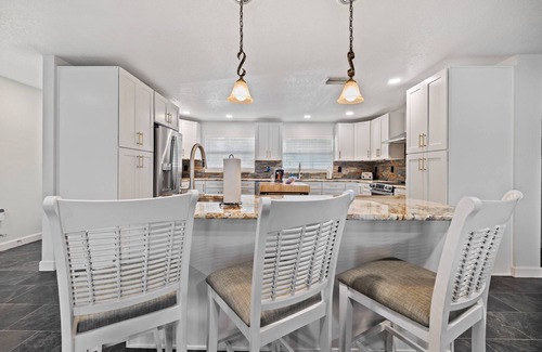 Port Richey House | Waterfront with Pool, Ping Pong table, 3 Kayaks, Fishing Pier, Private Access to the Gulf
