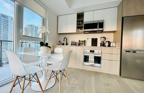 Downtown Mississauga Apartment | Waterfront York Blvd