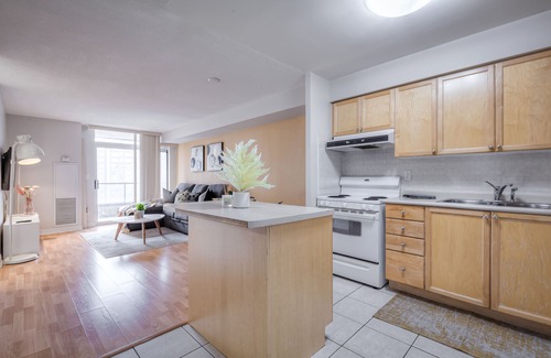 Downtown Mississauga Apartment | Waterfront York Blvd