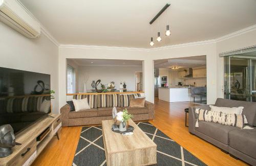 Dudley Park House | "WATERLILY HOUSE" - Luxury Canal House, Jetty, Dog & Child Friendly - Sleeps 14
