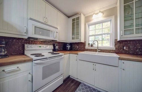 Bowling Green Cottage | Water’s Edge Cottage —3-BR Lake Stay—Boat Rental!