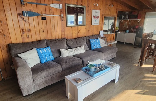 Pierceton House | Waters Edge Cottage on Big Barbee Lake!