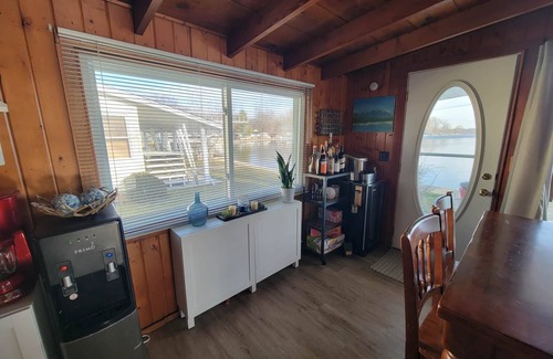 Pierceton House | Waters Edge Cottage on Big Barbee Lake!