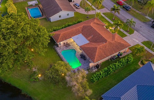 Weston House | WatersEdge: Lakefront -Saltwater Pool-GameRoom