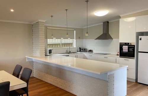 Mulwala House | Waterside Mulwala waterfront house with small boat ramp and jetty