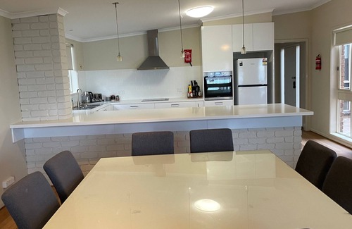 Mulwala House | Waterside Mulwala waterfront house with small boat ramp and jetty