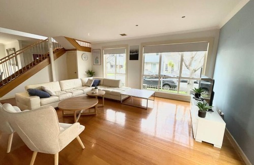 Maribyrnong House | Waterside Place - Stunning 4BR Family Home in Edgewater