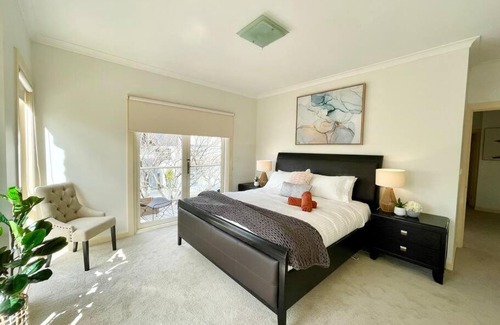 Maribyrnong House | Waterside Place - Stunning 4BR Family Home in Edgewater