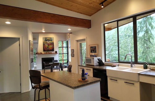 Madeira Park Cabin | Waterview Architectural Gem - Romantic Seclusion!