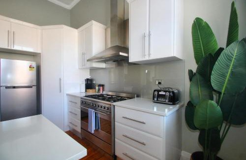 Wagga Wagga Apartment | Waterviews - Hidden Gem in CBD - Sleeps 10