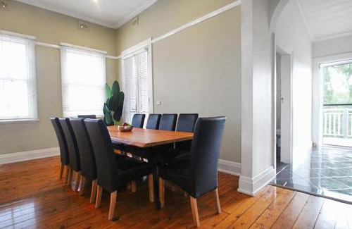 Wagga Wagga Apartment | Waterviews - Hidden Gem in CBD - Sleeps 10