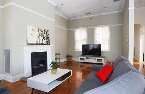 Wagga Wagga Apartment | Waterviews - Hidden Gem in CBD - Sleeps 10