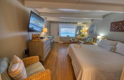 Airlie Apartment | Waterway View Studio 2 w/Pool, 1 mile to Wrightsville Beach