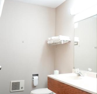 Watseka Hotel | Watseka 24 Inn & Suites