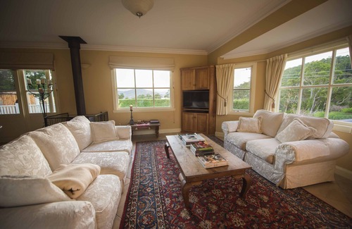 Wattle Grove Bed & Breakfast | Wattle Grove Homestead Queen Bed & Breakfast