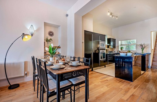 Newquay City Centre Apartment | Wave Watch - Four Bedroom Apartment, Sleeps 8