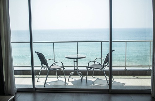 Monrovia Apartment | Waves Luxury Apartments