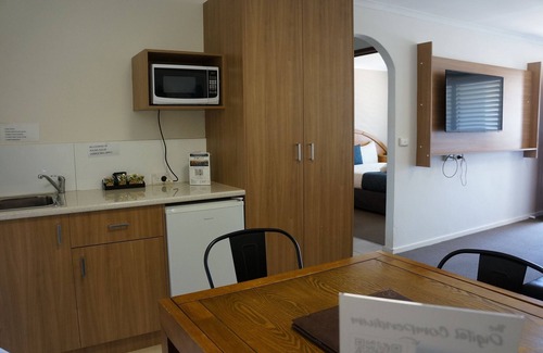 Warrnambool Hotel | Waves Motel and Apartments