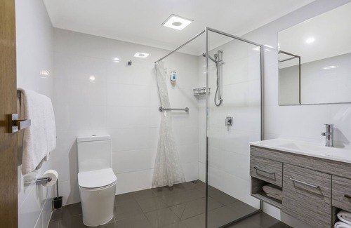 Warrnambool Hotel | Waves Motel and Apartments