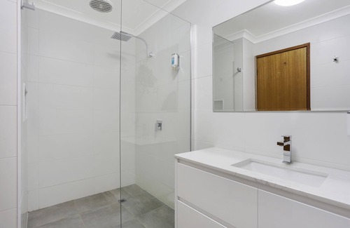 Warrnambool Hotel | Waves Motel and Apartments