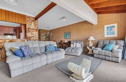 Pambula Beach House | Waves on Winnunga