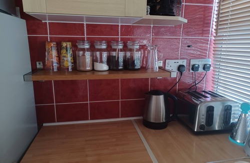 Llansaint Ski Chalet | Waves & Woods Cozy 2-bedroom chalet in enjoyable Kidwelly with WiFi